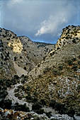 Creta - paesaggio roccioso nei pressi di Moni Valsomonero a sud di Iraklion.